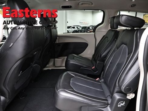 Used 2023 Chrysler Pacifica Touring-L FWD image 22