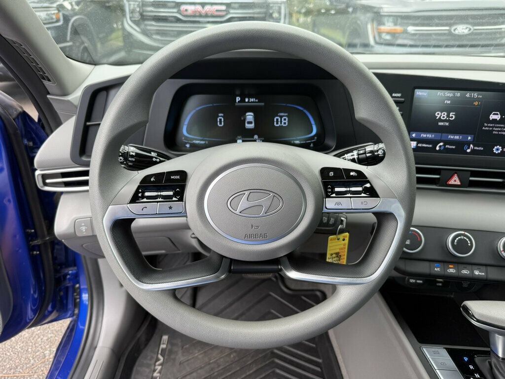 Used 2025 Hyundai Elantra SE FWD image 5