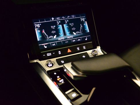 Certified 2022 Audi e-tron Premium image 28