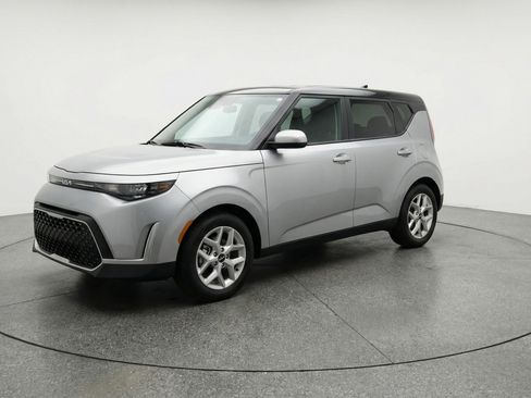 Used 2025 Kia Soul LX w/ LX Technology Package image 3