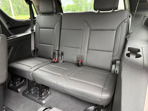 Used 2022 Chevrolet Tahoe Z71 w/ Luxury Package AWD/4WD image 7