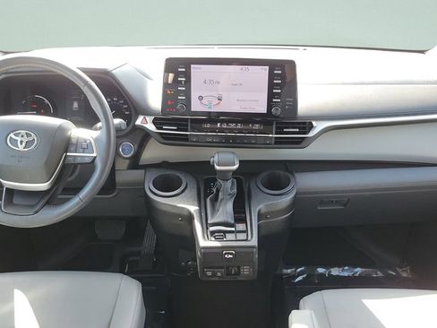 Used 2024 Toyota Sienna XLE FWD image 14
