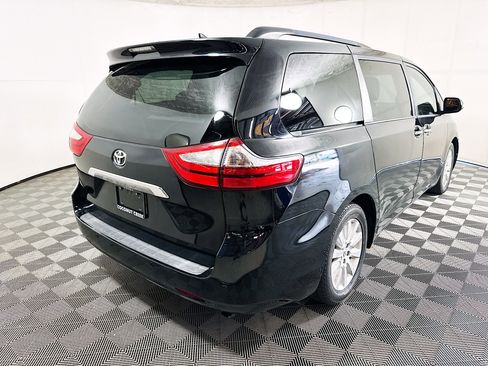 Used 2016 Toyota Sienna Limited FWD image 3