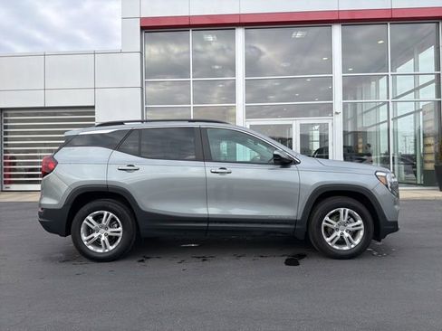 Used 2023 GMC Terrain SLE w/ Driver Convenience Package image 8