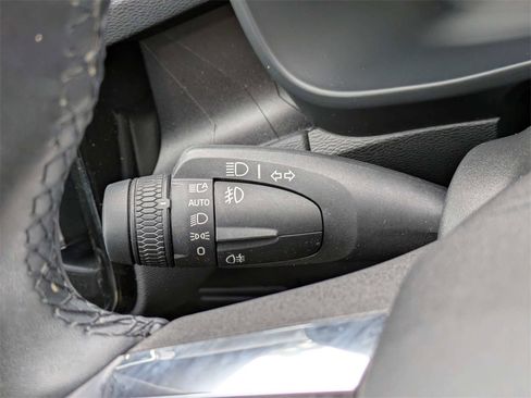 Used 2023 Volvo XC40 Recharge Core image 35