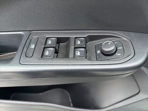 Used 2025 Volkswagen Taos SE image 18