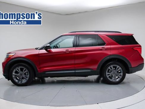 Used 2024 Ford Explorer XLT w/ Equipment Group 202A AWD/4WD image 2