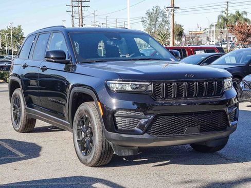 New 2025 Jeep Grand Cherokee Laredo image 3