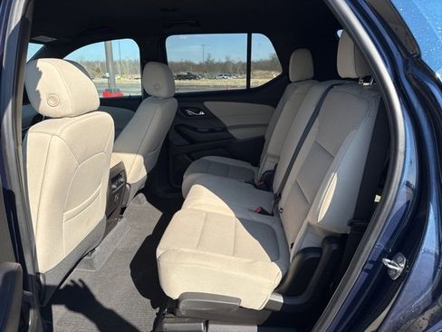 Used 2022 Chevrolet Traverse LS image 7
