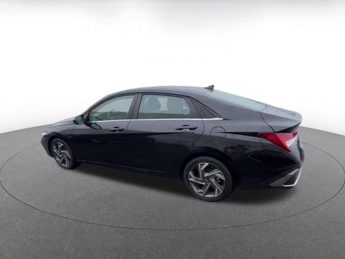 Used 2025 Hyundai Elantra SEL image 10