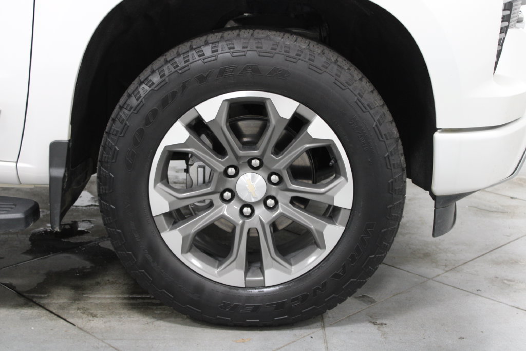 Used 2024 Chevrolet Silverado 1500 High Country w/ Technology Package AWD/4WD image 14