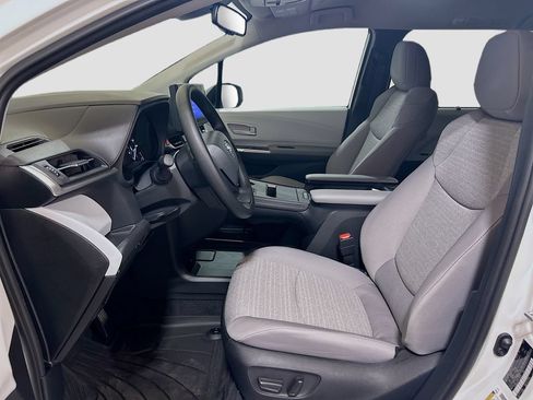 New 2026 Toyota Sienna LE FWD image 17