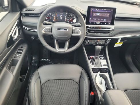 New 2026 Jeep Compass Latitude image 8