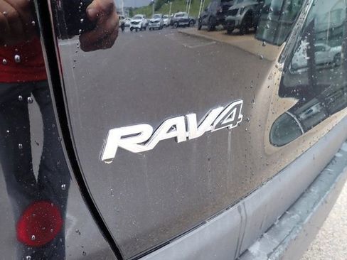 Used 2020 Toyota RAV4 LE w/ Carpet Mat Package AWD/4WD image 4