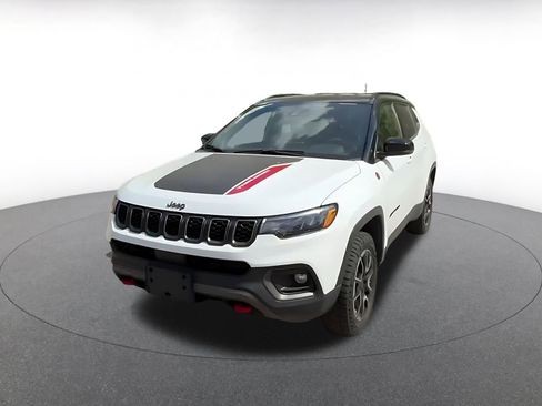 Used 2025 Jeep Compass Trailhawk w/ Trailer Tow Group AWD/4WD image 7
