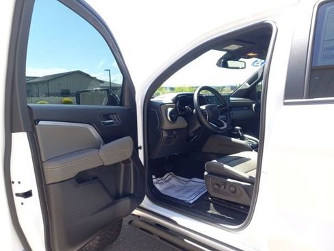 Used 2025 Chevrolet Colorado ZR2 w/ Technology Package AWD/4WD image 10