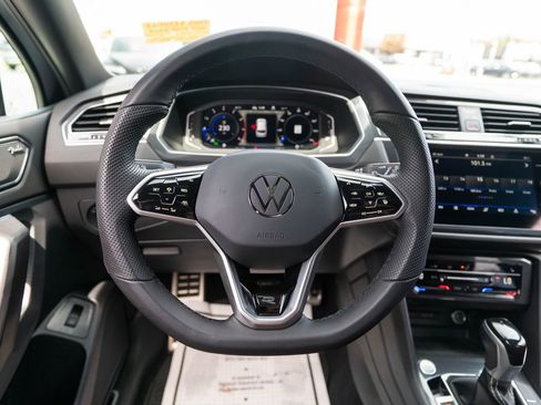 Used 2022 Volkswagen Tiguan SEL R-Line AWD/4WD image 18