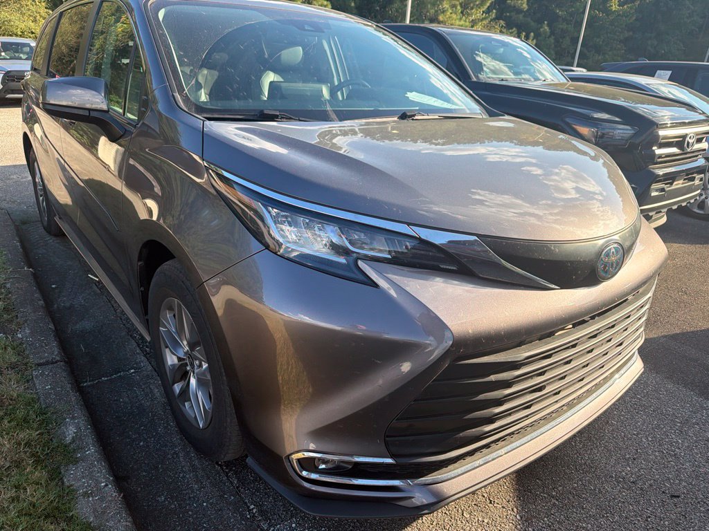 Used 2023 Toyota Sienna XLE w/ XLE Plus Package FWD image 4