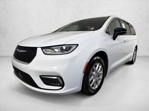 Used 2024 Chrysler Pacifica Touring-L FWD image 7