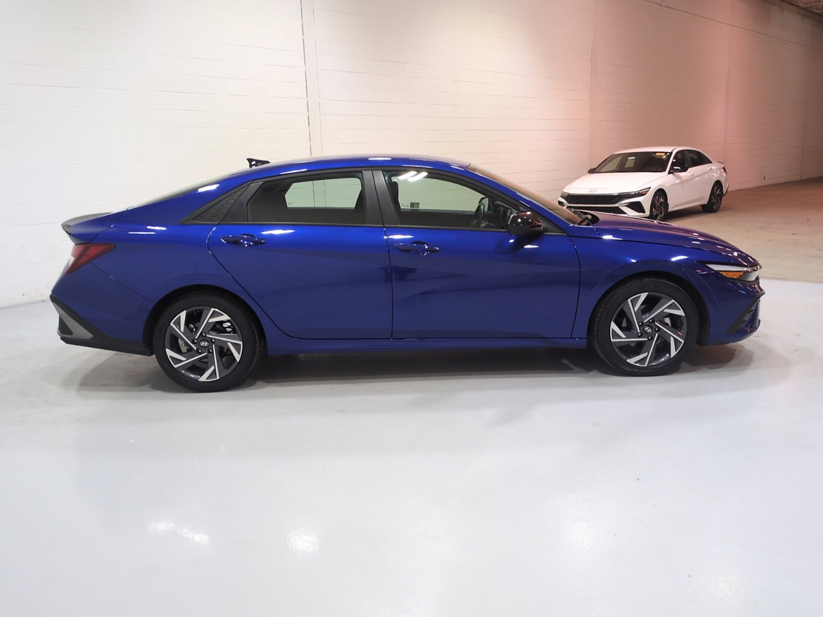 Used 2025 Hyundai Elantra Sport FWD image 2