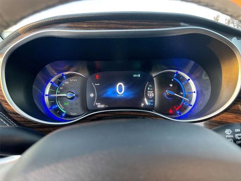 Used 2021 Chrysler Pacifica Limited w/ Uconnect Theater Family Group image 13