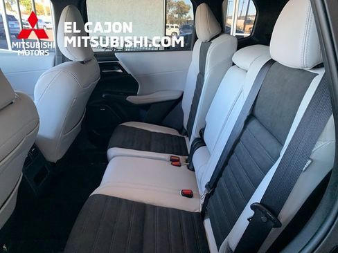 Used 2025 Mitsubishi Outlander SE image 14