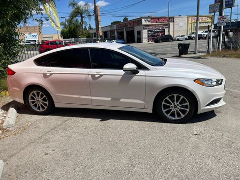 Used 2017 Ford Fusion SE FWD image 4