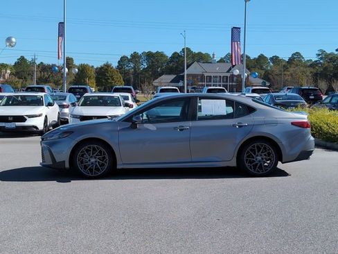Used 2025 Toyota Camry SE image 6