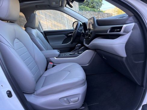 Used 2023 Toyota Highlander XLE AWD/4WD image 29