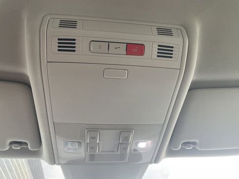 Used 2019 Volkswagen e-Golf SEL Premium image 33