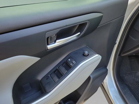 Used 2023 Toyota Highlander XLE FWD image 27