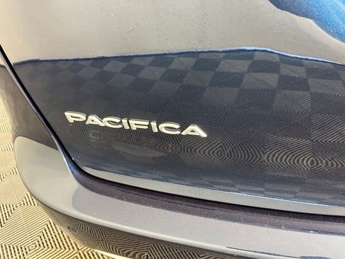 Used 2023 Chrysler Pacifica Pinnacle FWD image 3