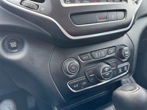 Used 2022 Jeep Cherokee Trailhawk w/ Comfort/Convenience Group image 37