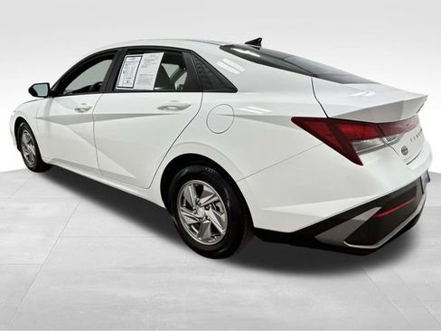Certified 2025 Hyundai Elantra SE FWD image 5