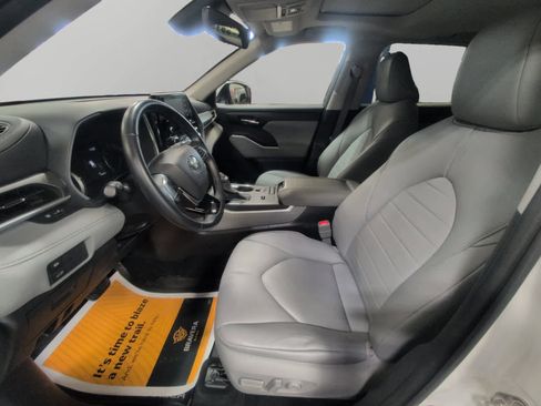 Used 2020 Toyota Highlander XLE image 9