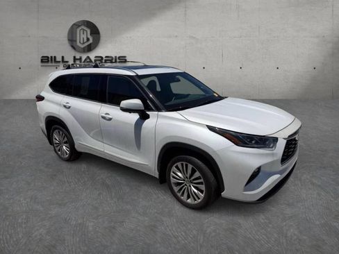 Used 2023 Toyota Highlander Platinum AWD/4WD image 1