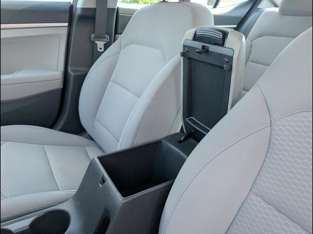 Used 2020 Hyundai Elantra SE FWD image 19
