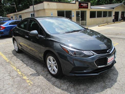 Used 2018 Chevrolet Cruze LT w/ Convenience Package FWD image 4