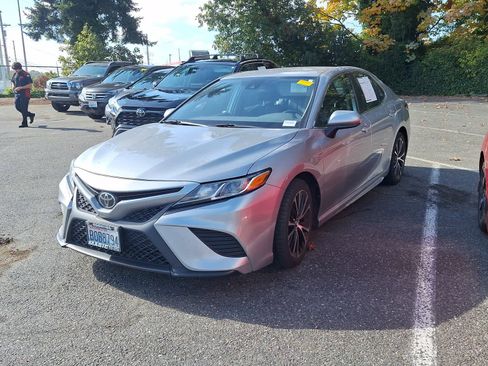 Used 2019 Toyota Camry SE image 2