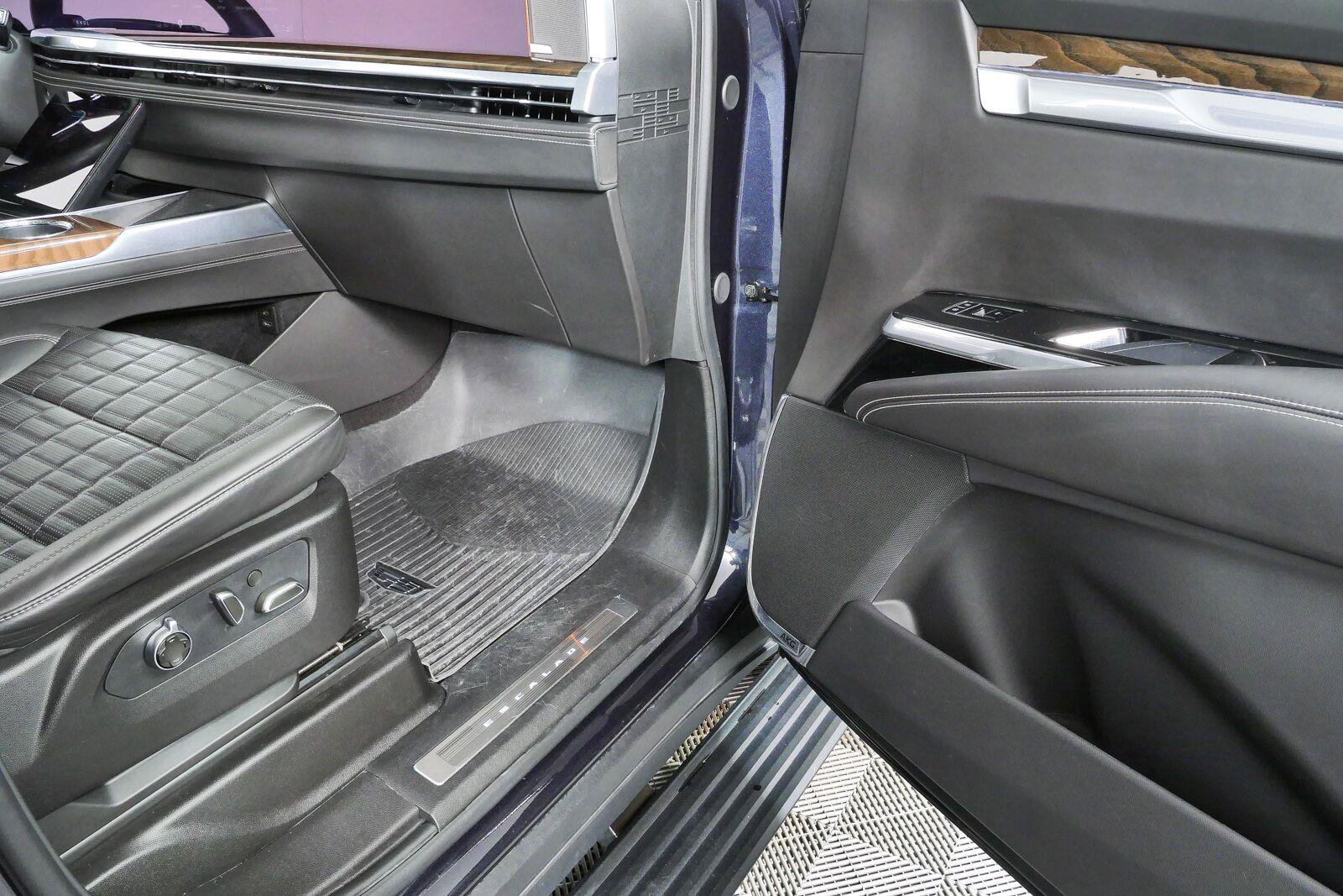 Used 2025 Cadillac Escalade ESV Sport Platinum w/ LPO, ONYX Package AWD/4WD image 26