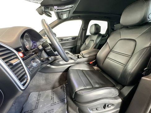 Certified 2023 Porsche Cayenne w/ Premium Package AWD/4WD image 5