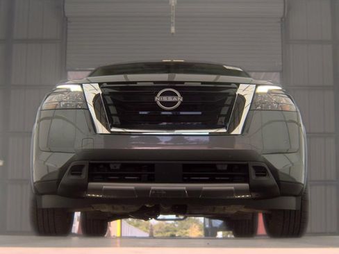 Used 2025 Nissan Pathfinder SL FWD image 10
