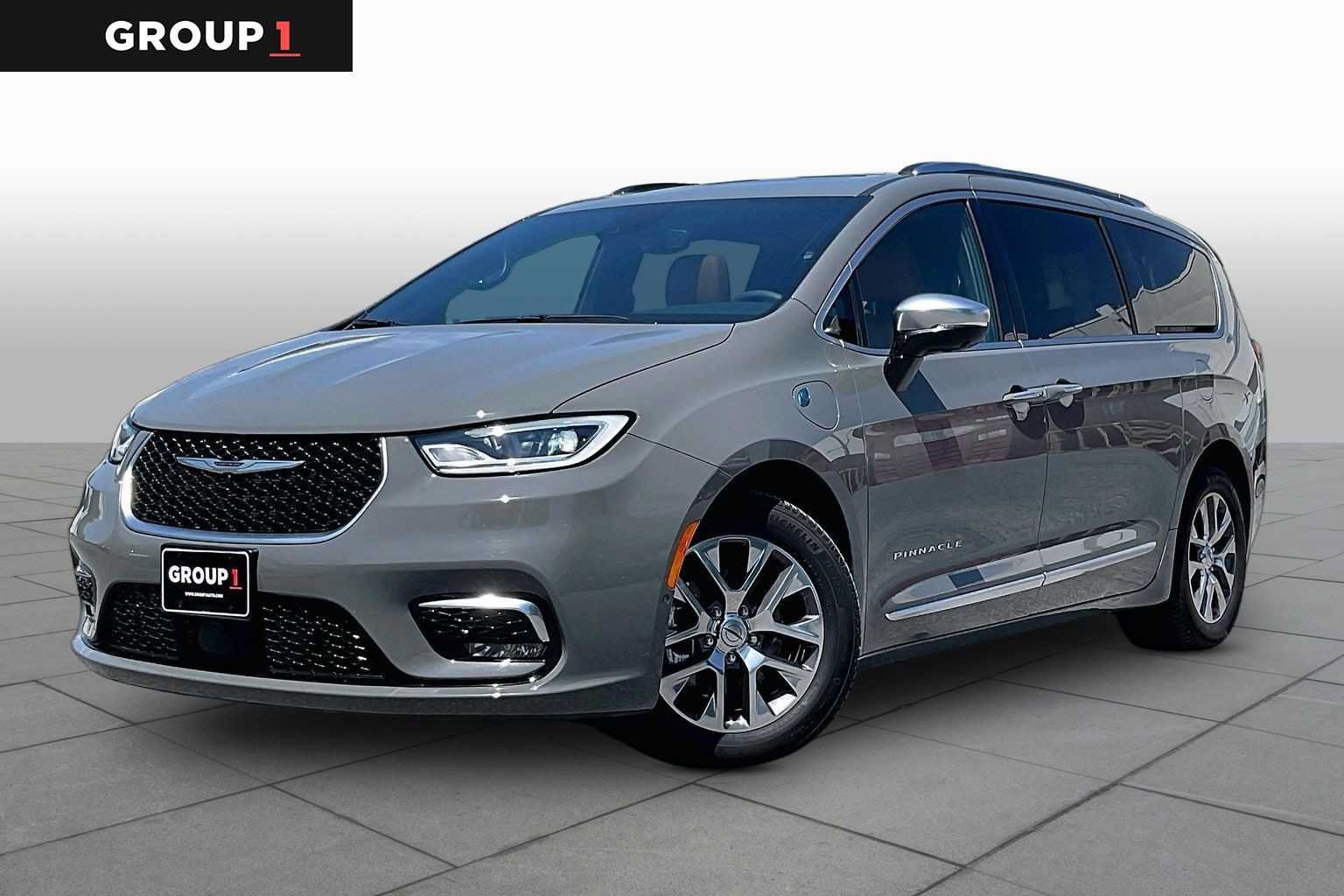 Used 2023 Chrysler Pacifica Pinnacle FWD image 1