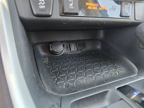 Used 2021 Toyota RAV4 XLE w/ Convenience Package AWD/4WD image 16