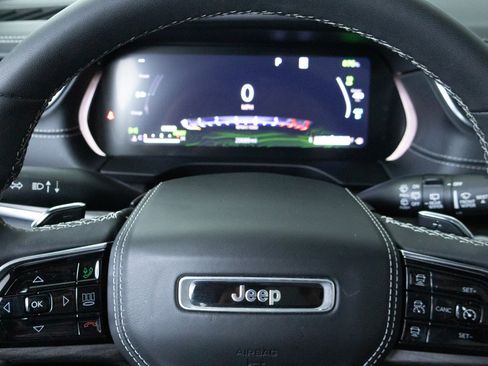 Used 2023 Jeep Grand Cherokee Overland AWD/4WD image 17