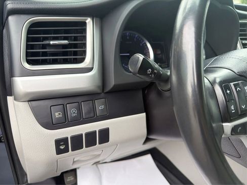 Used 2019 Toyota Highlander Plus FWD image 18