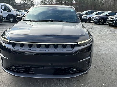 Used 2024 Jeep Wagoneer Launch Edition image 3