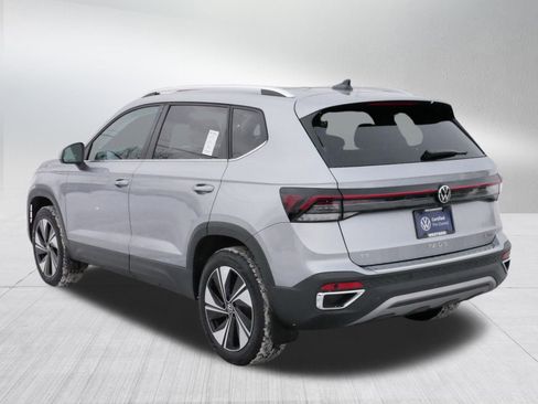 Used 2025 Volkswagen Taos SE image 5