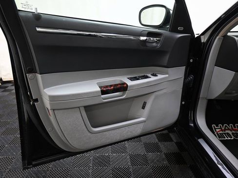 Used 2006 Chrysler 300 C w/ Sound Group II image 24