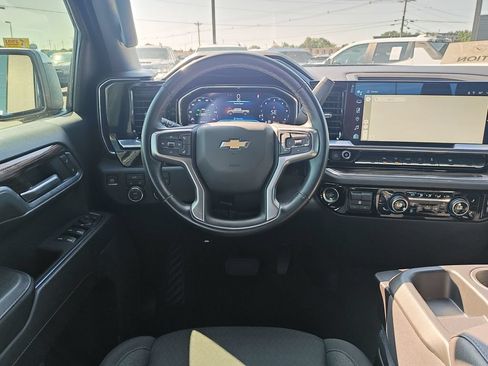 Used 2025 Chevrolet Silverado 1500 LT AWD/4WD image 16
